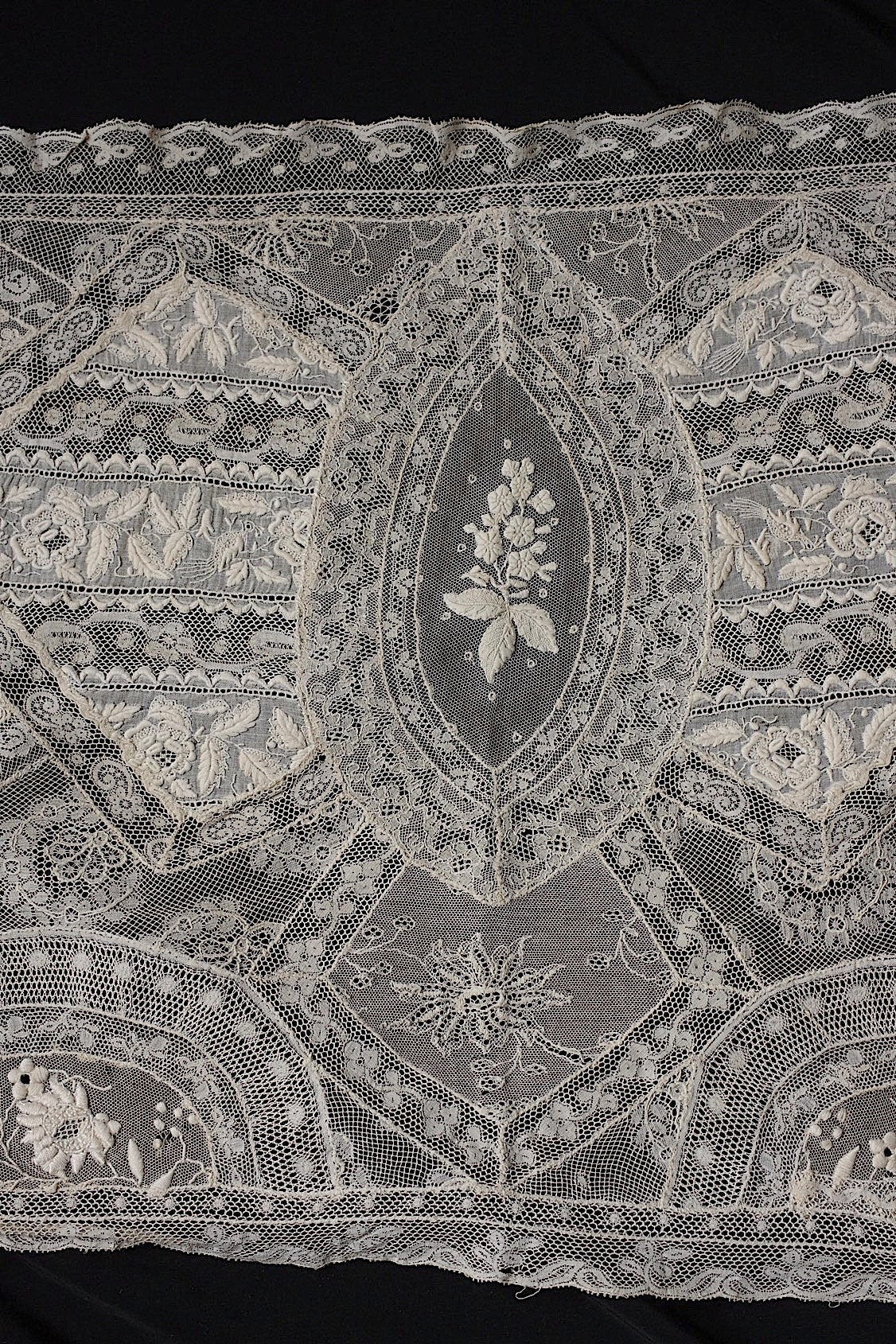 アンティークレース　dentelle ancienne-antique lace　刺繍　nappe 素材用 .FR a l'epoque