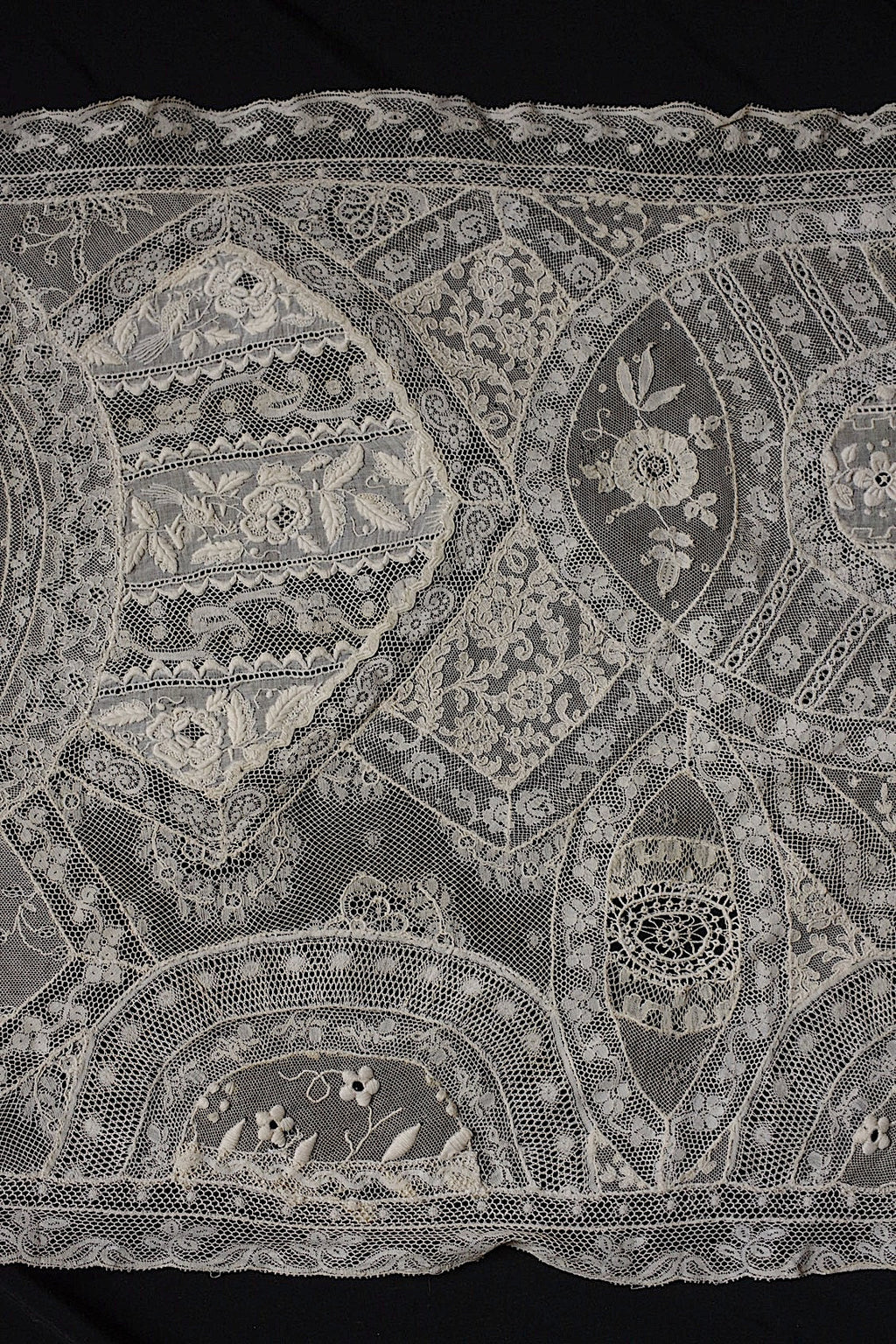 アンティークレース　dentelle ancienne-antique lace　刺繍　nappe 素材用 .FR a l'epoque