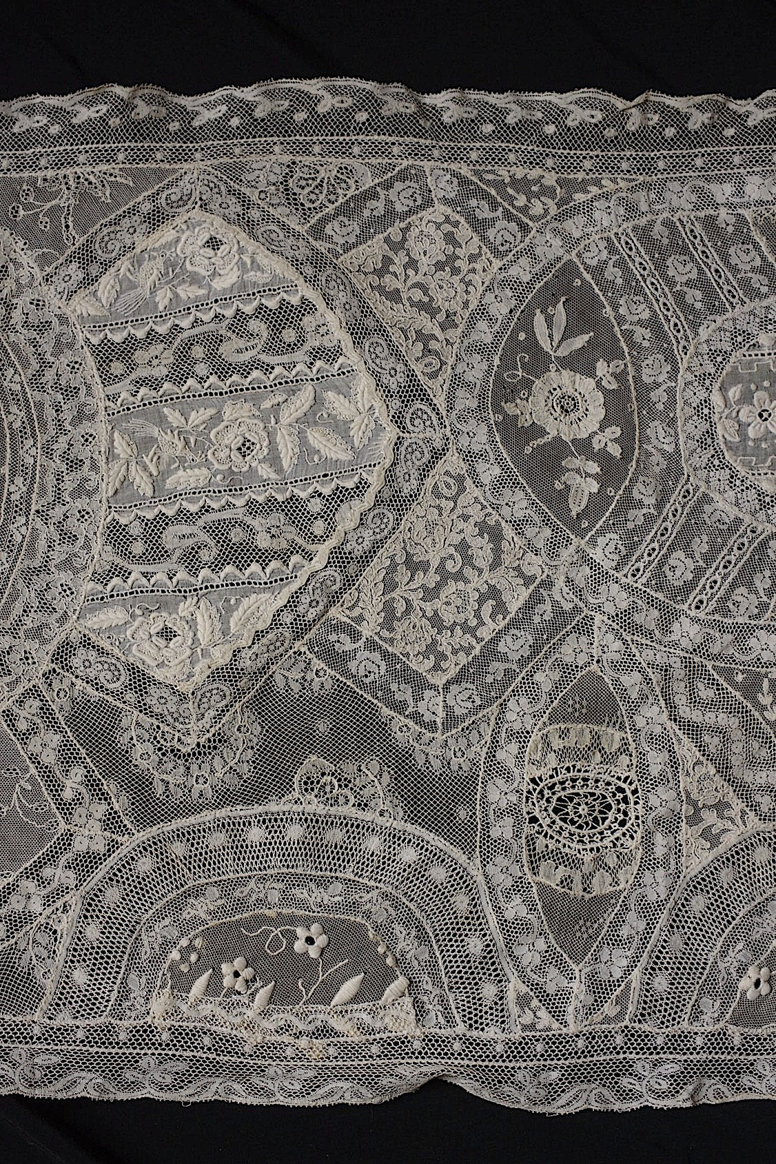 アンティークレース　dentelle ancienne-antique lace　刺繍　nappe 素材用 .FR a l'epoque