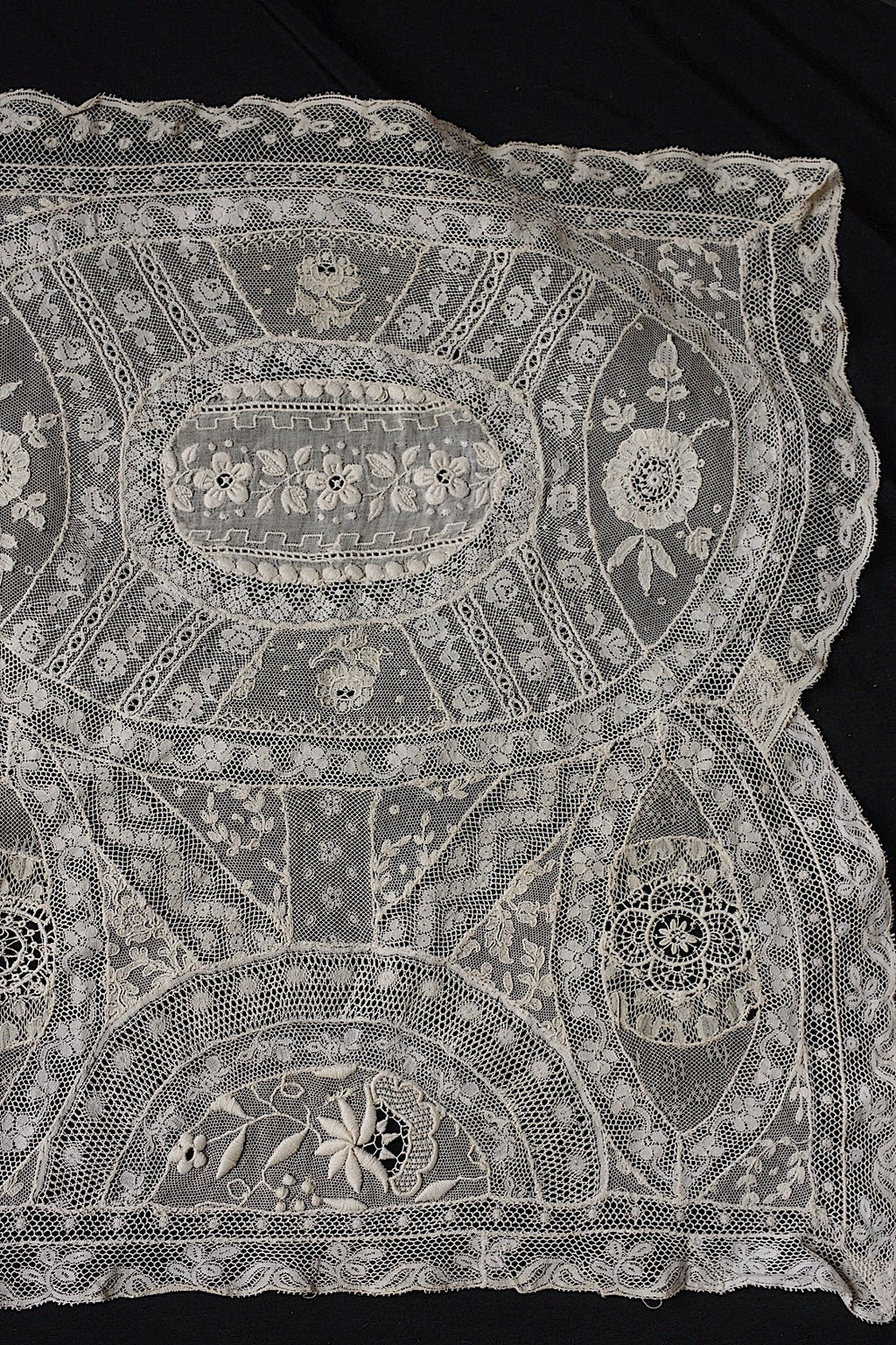 アンティークレース　dentelle ancienne-antique lace　刺繍　nappe 素材用 .FR a l'epoque