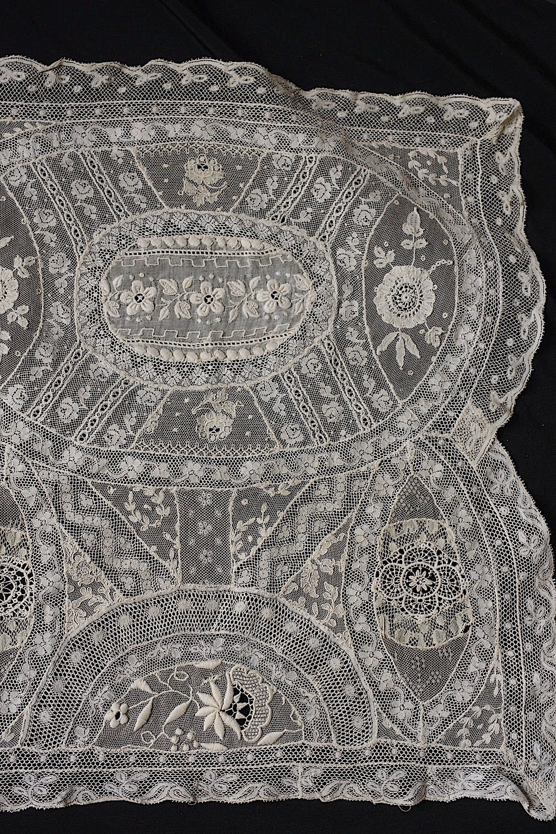 アンティークレース　dentelle ancienne-antique lace　刺繍　nappe 素材用 .FR a l'epoque