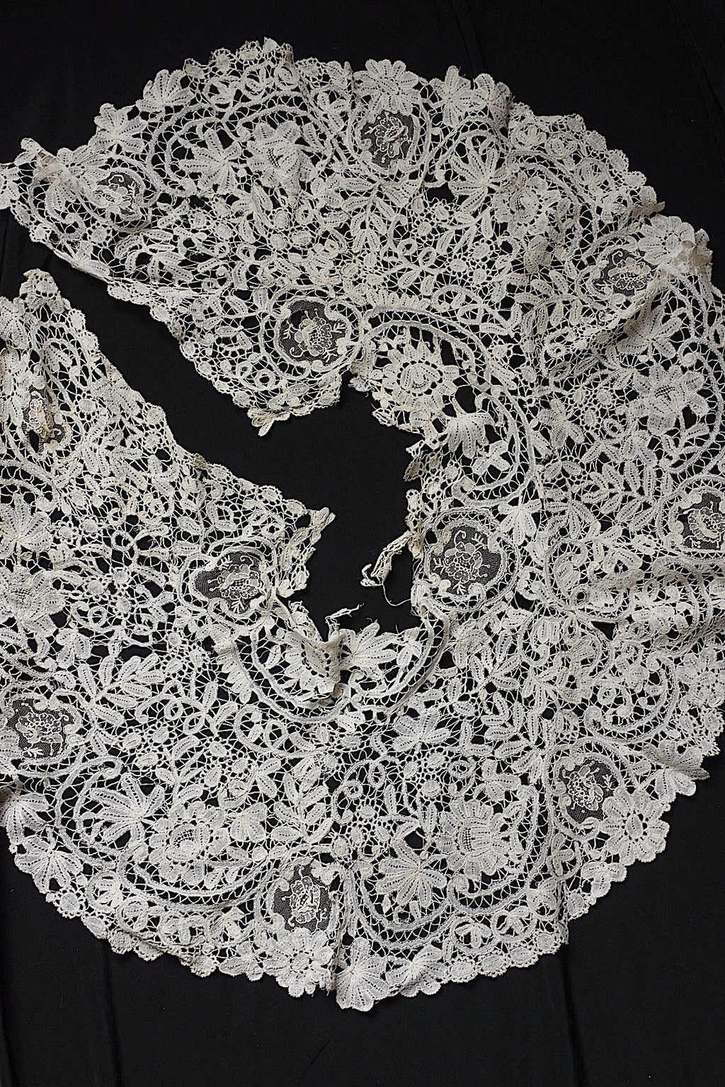 アンティークレース　dentelle ancienne-antique lace　大きな襟 素材用 .FR a l'epoque