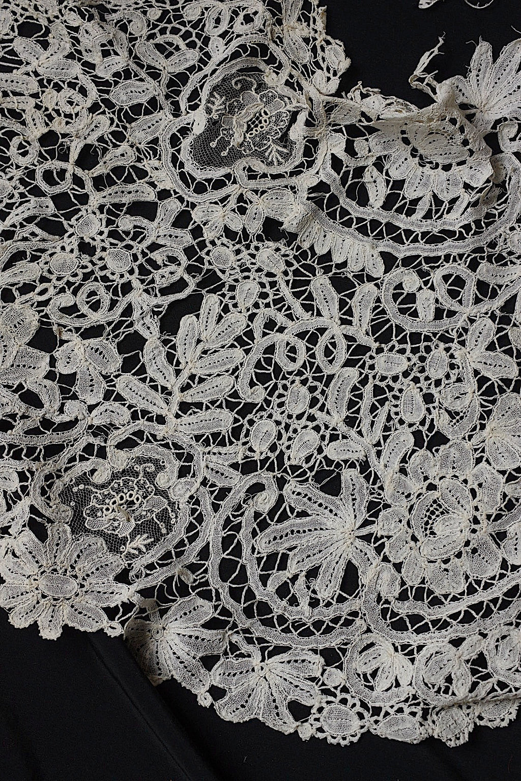 アンティークレース　dentelle ancienne-antique lace　大きな襟 素材用 .FR a l'epoque