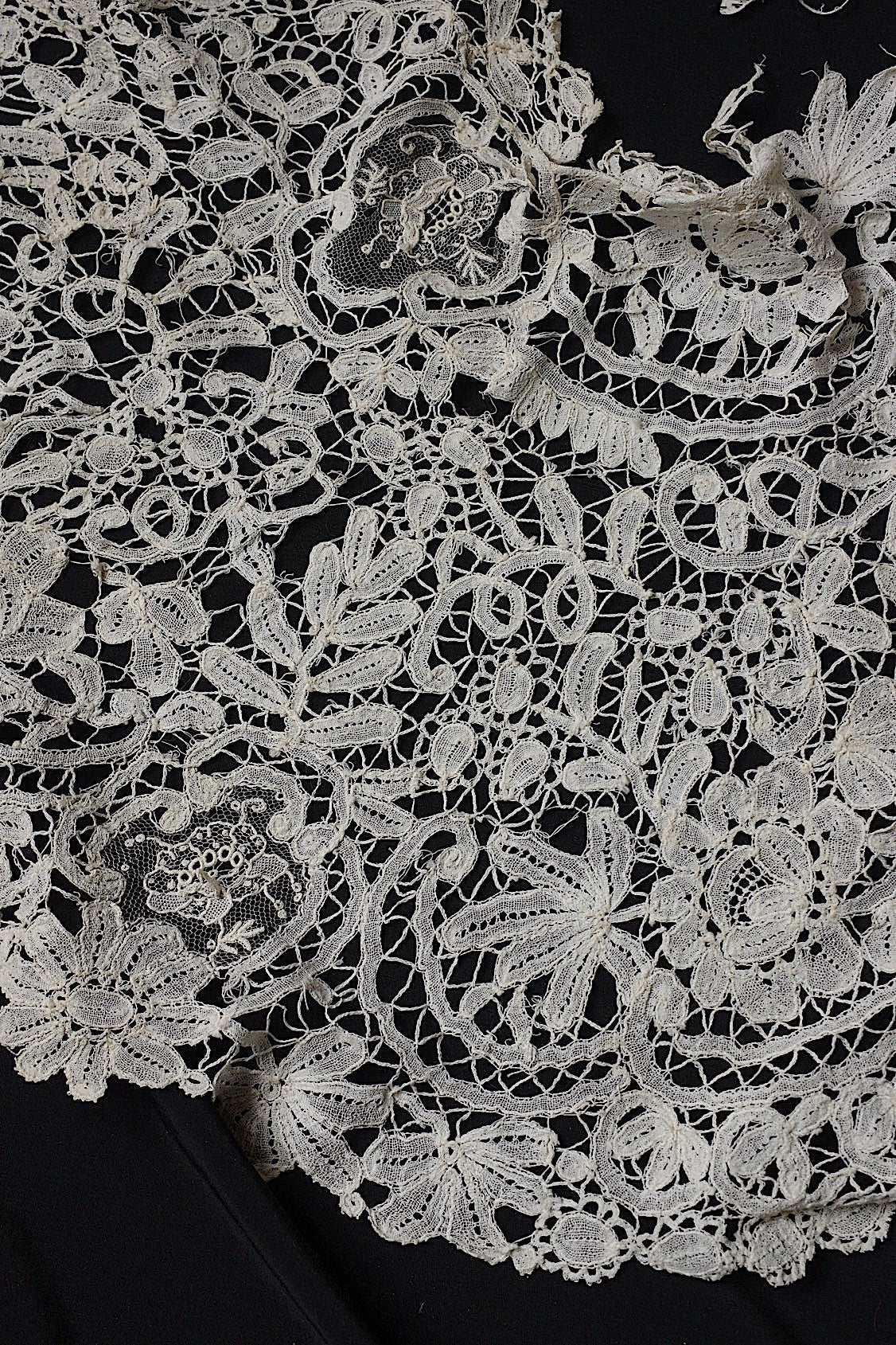 アンティークレース　dentelle ancienne-antique lace　大きな襟 素材用 .FR a l'epoque