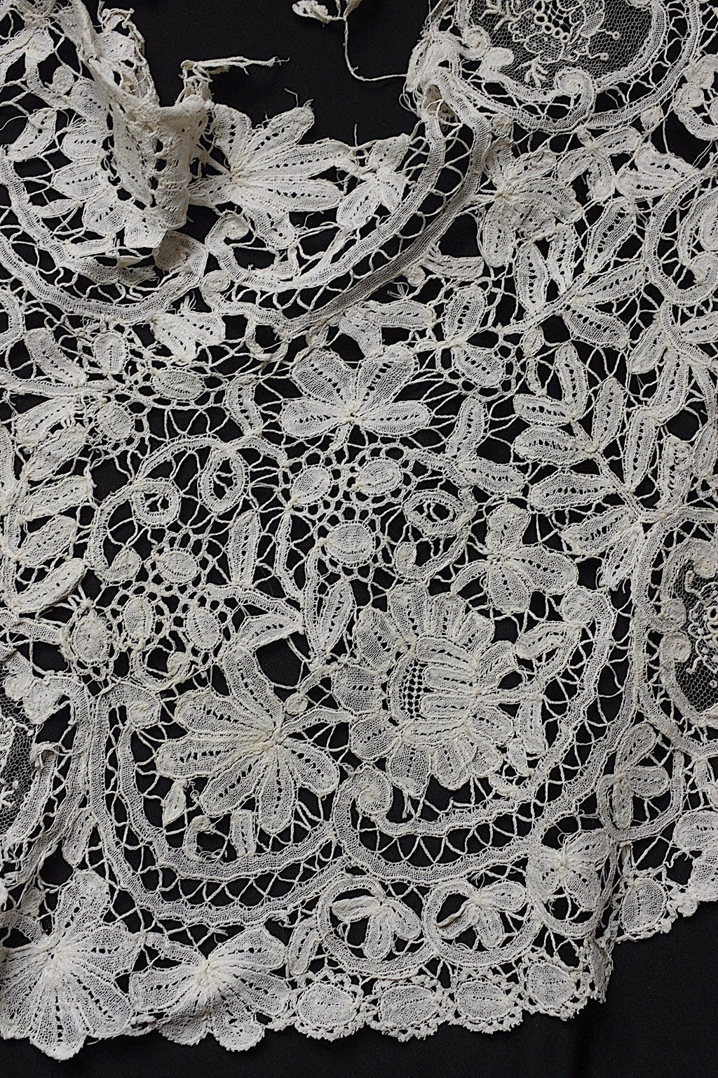 アンティークレース　dentelle ancienne-antique lace　大きな襟 素材用 .FR a l'epoque