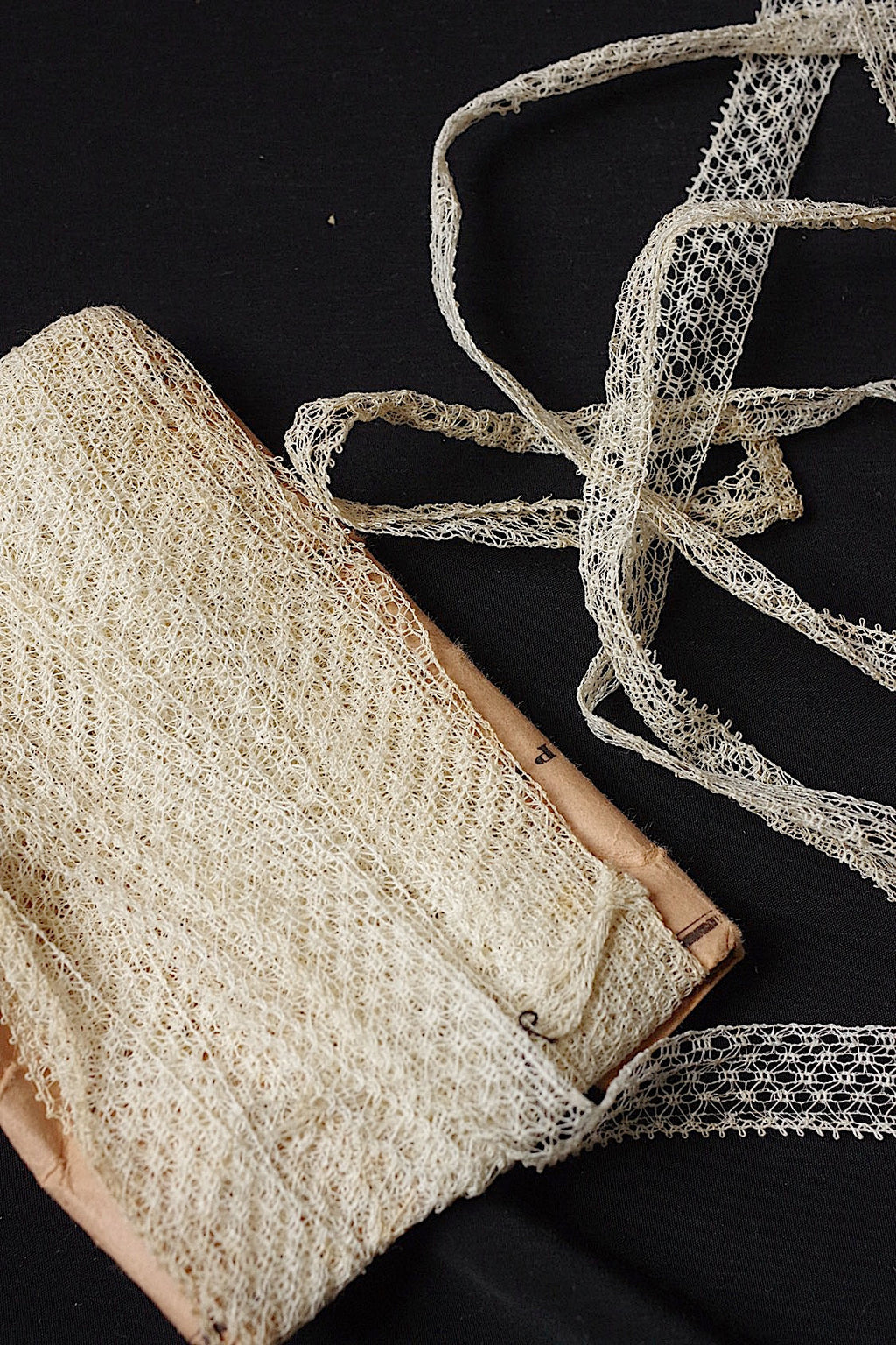 アンティークレース　dentelle ancienne -antique lace 1130cm .FR a l'epoque