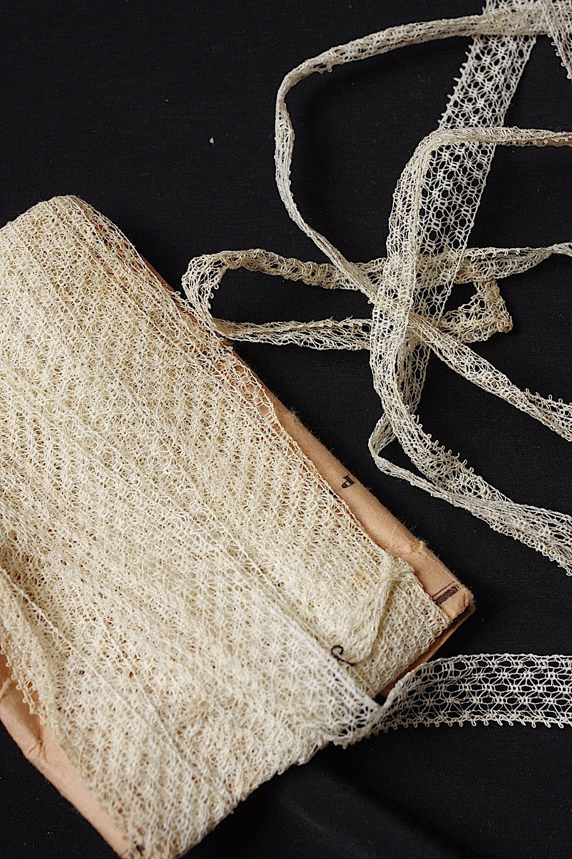 アンティークレース　dentelle ancienne -antique lace 1130cm .FR a l'epoque