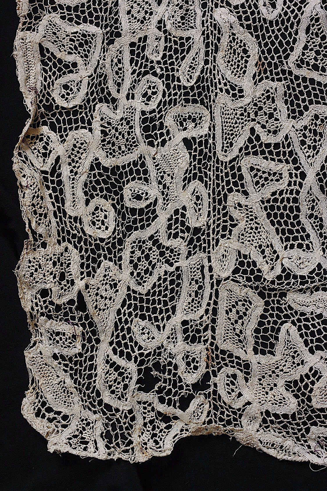 アンティークレース　dentelle ancienne 大きめハギレ .FR a l'epoque