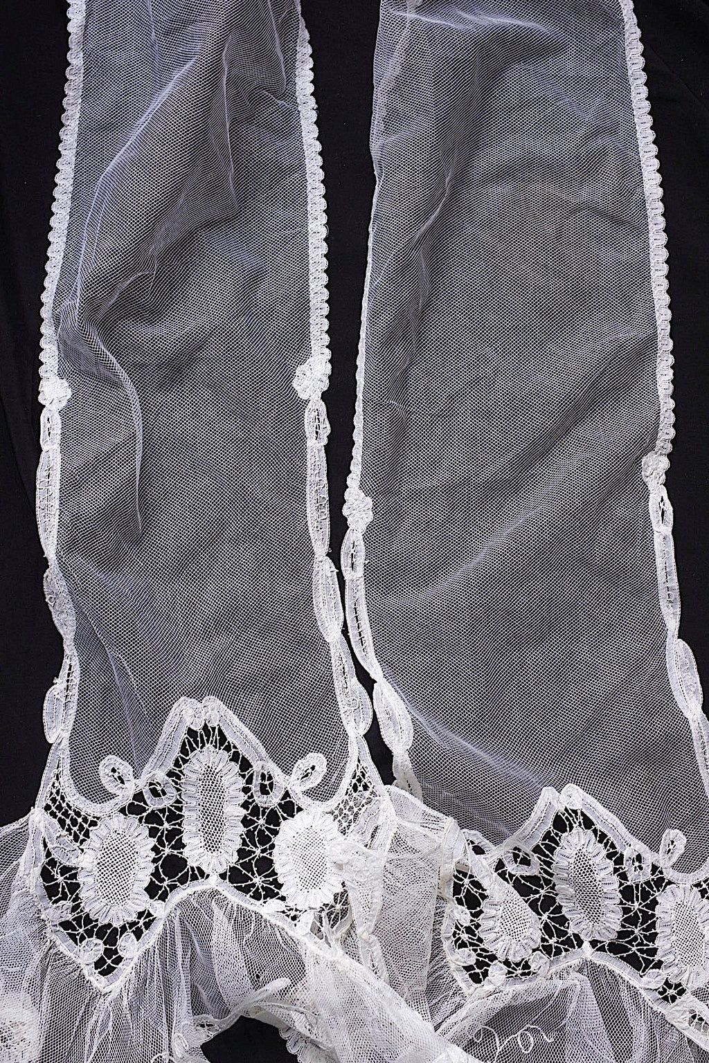 アンティークレース　dentelle ancienne タイ2本 .FR a l'epoque