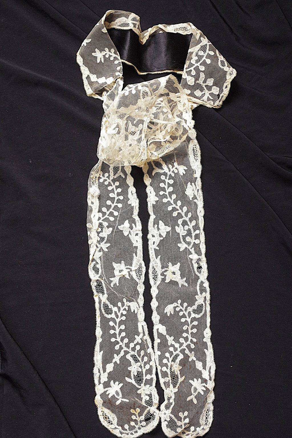 アンティークレース　dentelle ancienne　アプリカッションアングレテール　タイ .FR a l'epoque