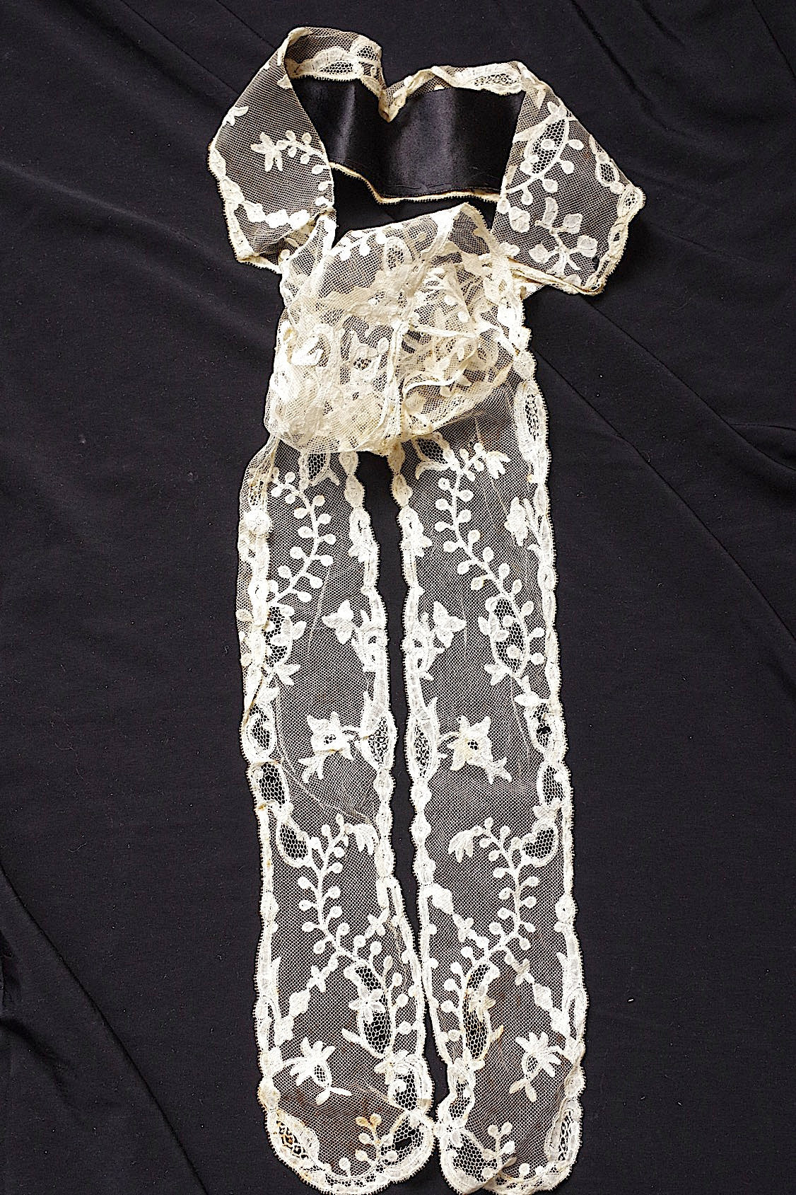 アンティークレース　dentelle ancienne　アプリカッションアングレテール　タイ .FR a l'epoque