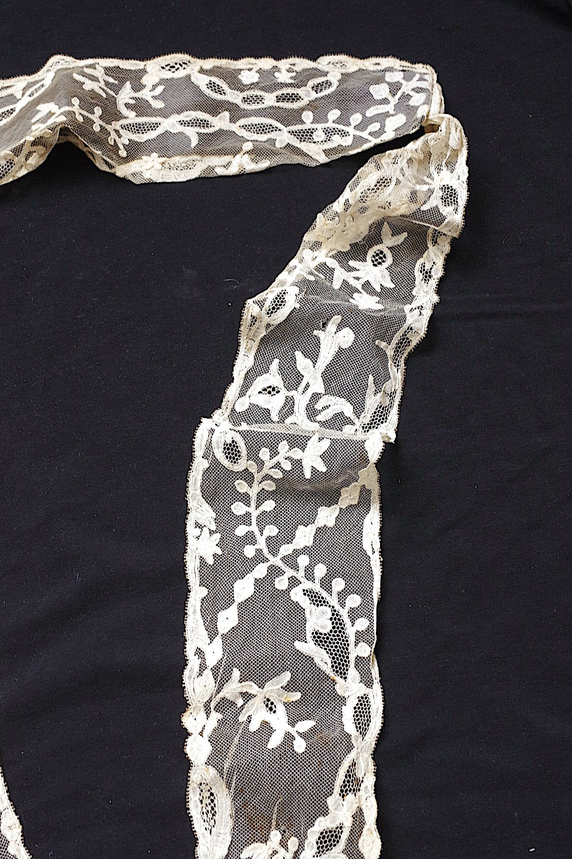 アンティークレース　dentelle ancienne　アプリカッションアングレテール　タイ .FR a l'epoque