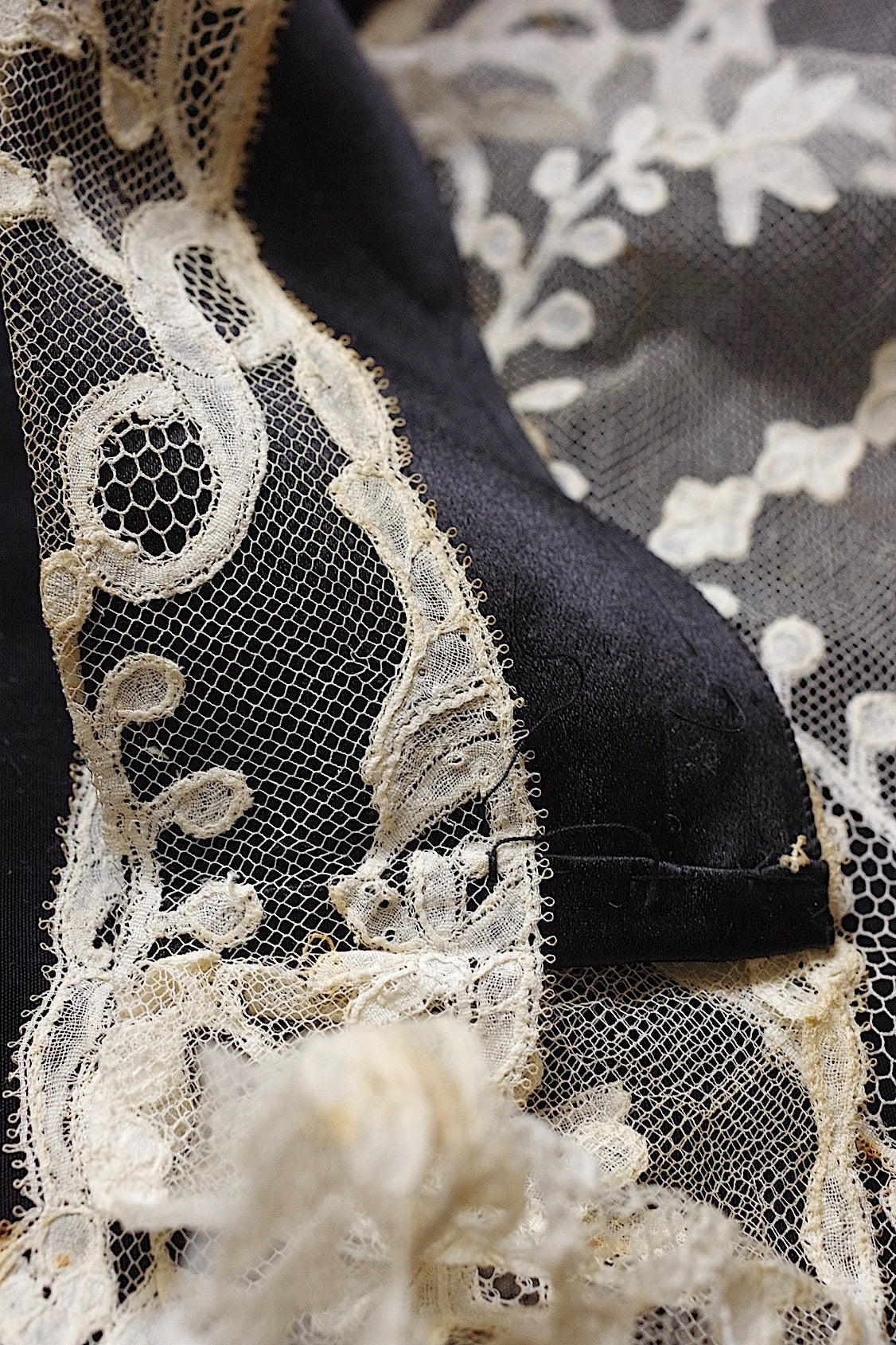 アンティークレース　dentelle ancienne　アプリカッションアングレテール　タイ .FR a l'epoque