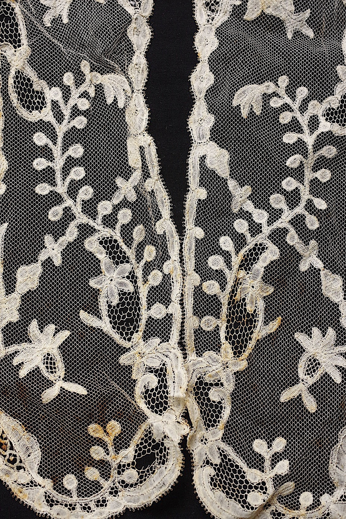 アンティークレース　dentelle ancienne　アプリカッションアングレテール　タイ .FR a l'epoque