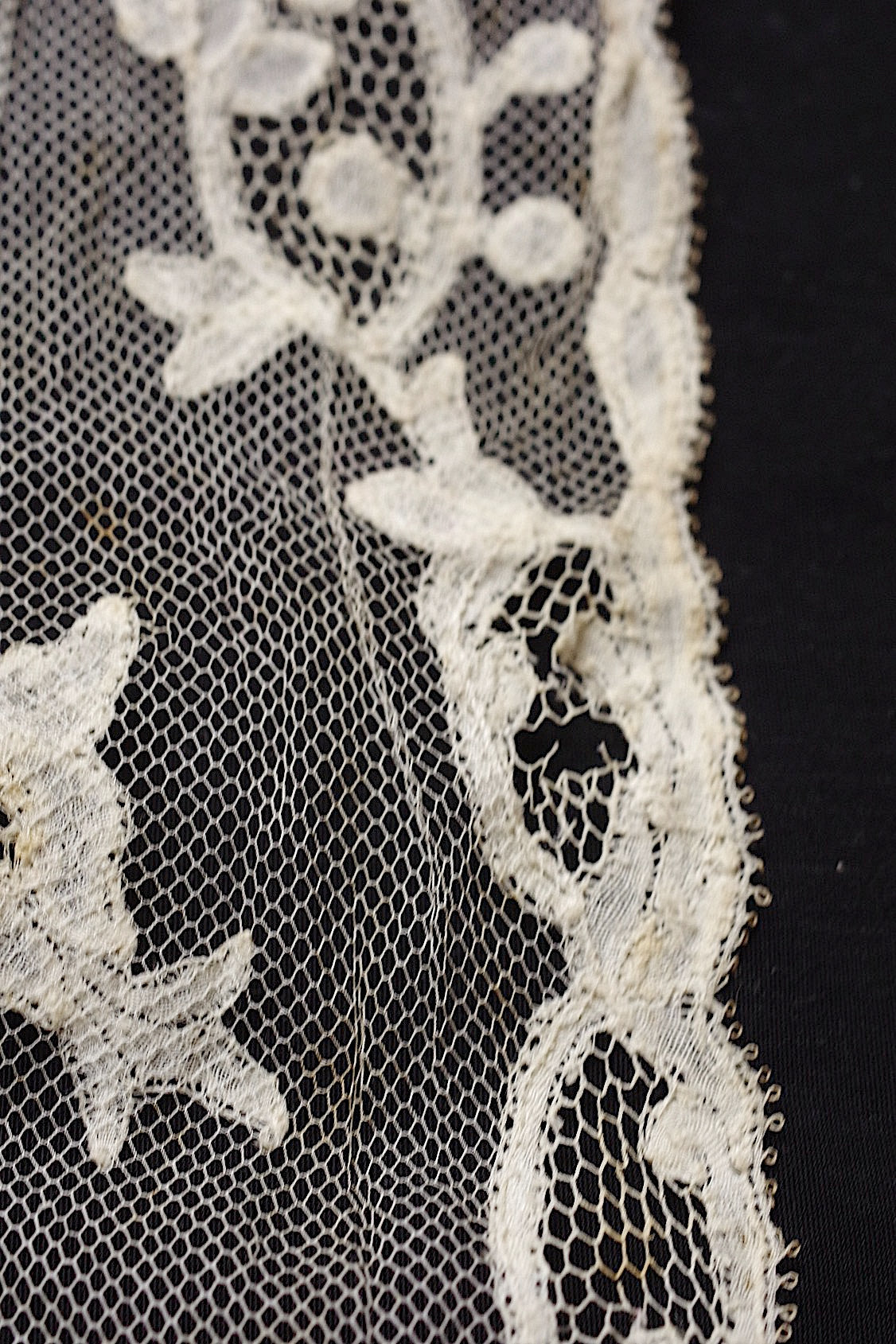 アンティークレース　dentelle ancienne　アプリカッションアングレテール　タイ .FR a l'epoque
