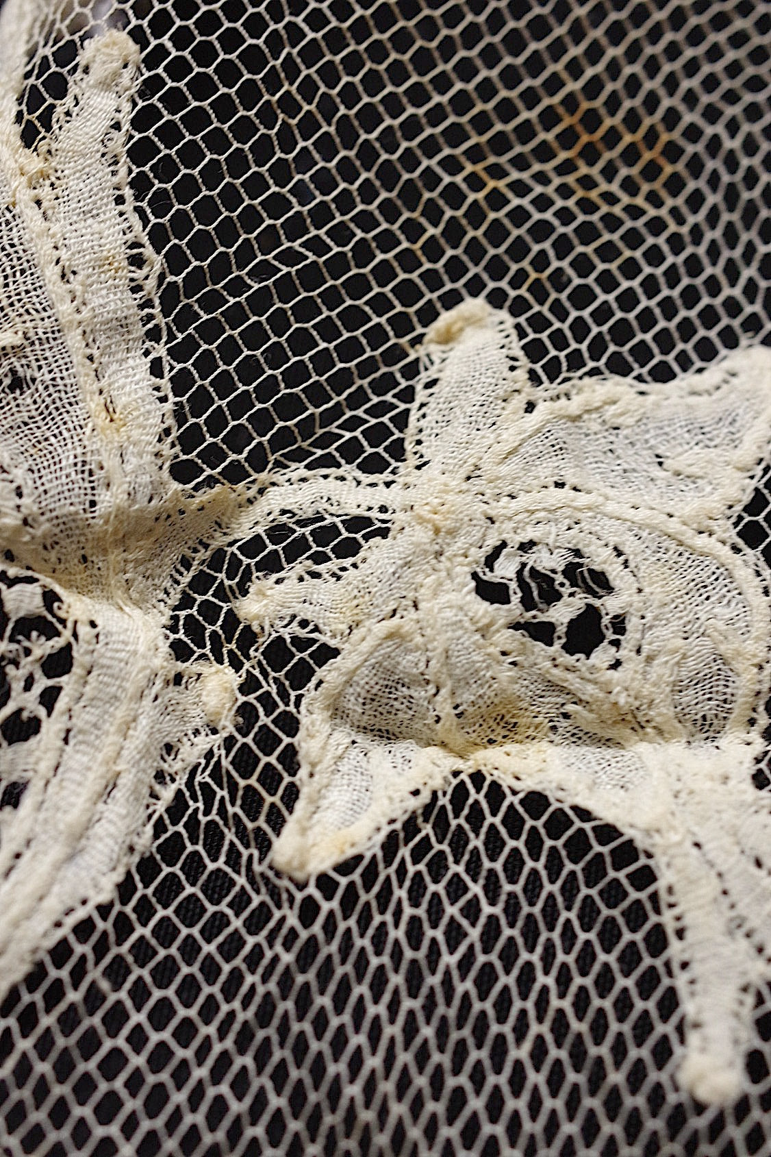 アンティークレース　dentelle ancienne　アプリカッションアングレテール　タイ .FR a l'epoque