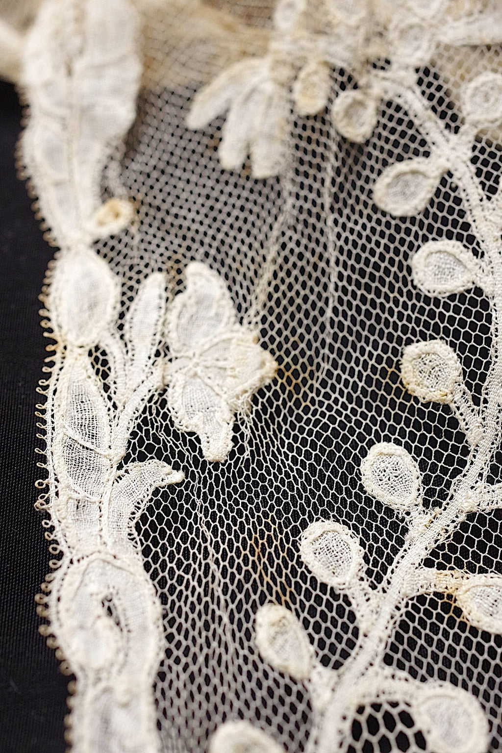 アンティークレース　dentelle ancienne　アプリカッションアングレテール　タイ .FR a l'epoque