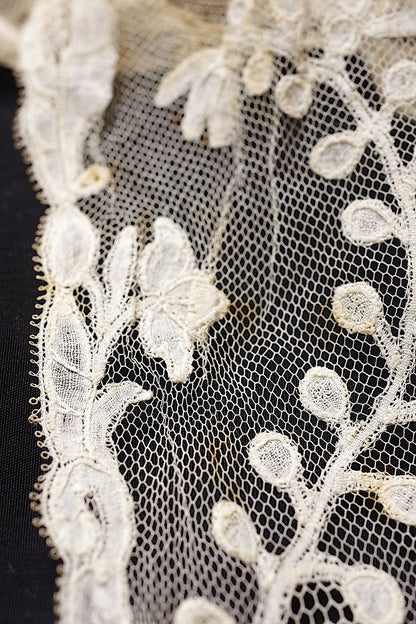 アンティークレース　dentelle ancienne　アプリカッションアングレテール　タイ .FR a l'epoque