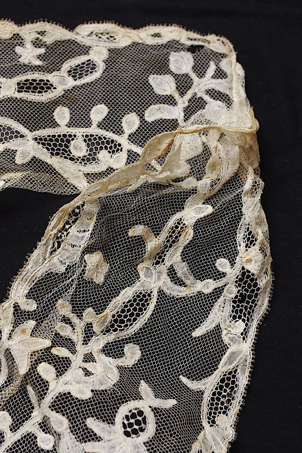 アンティークレース　dentelle ancienne　アプリカッションアングレテール　タイ .FR a l'epoque