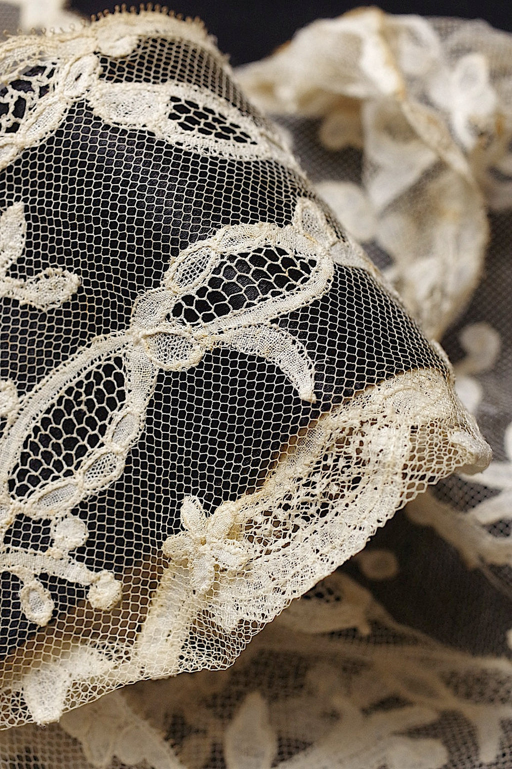 アンティークレース　dentelle ancienne　アプリカッションアングレテール　タイ .FR a l'epoque