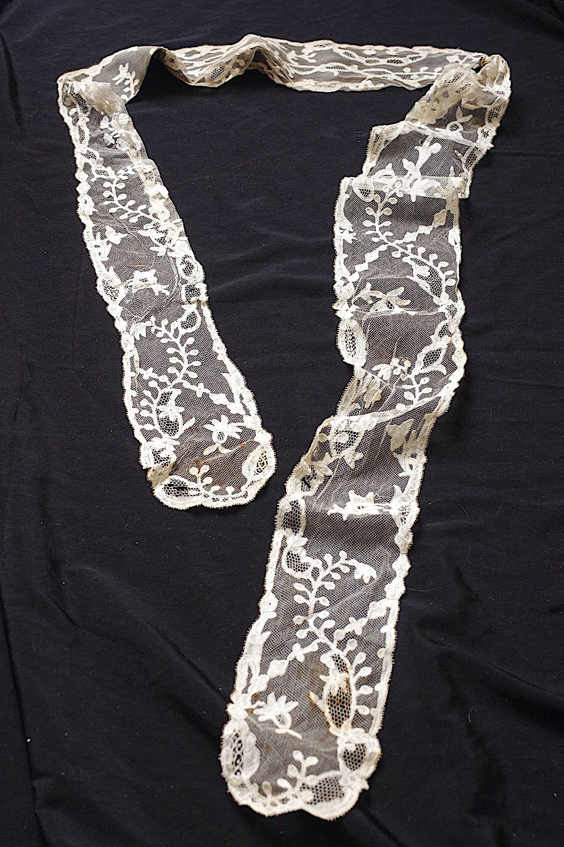 アンティークレース　dentelle ancienne　アプリカッションアングレテール　タイ .FR a l'epoque