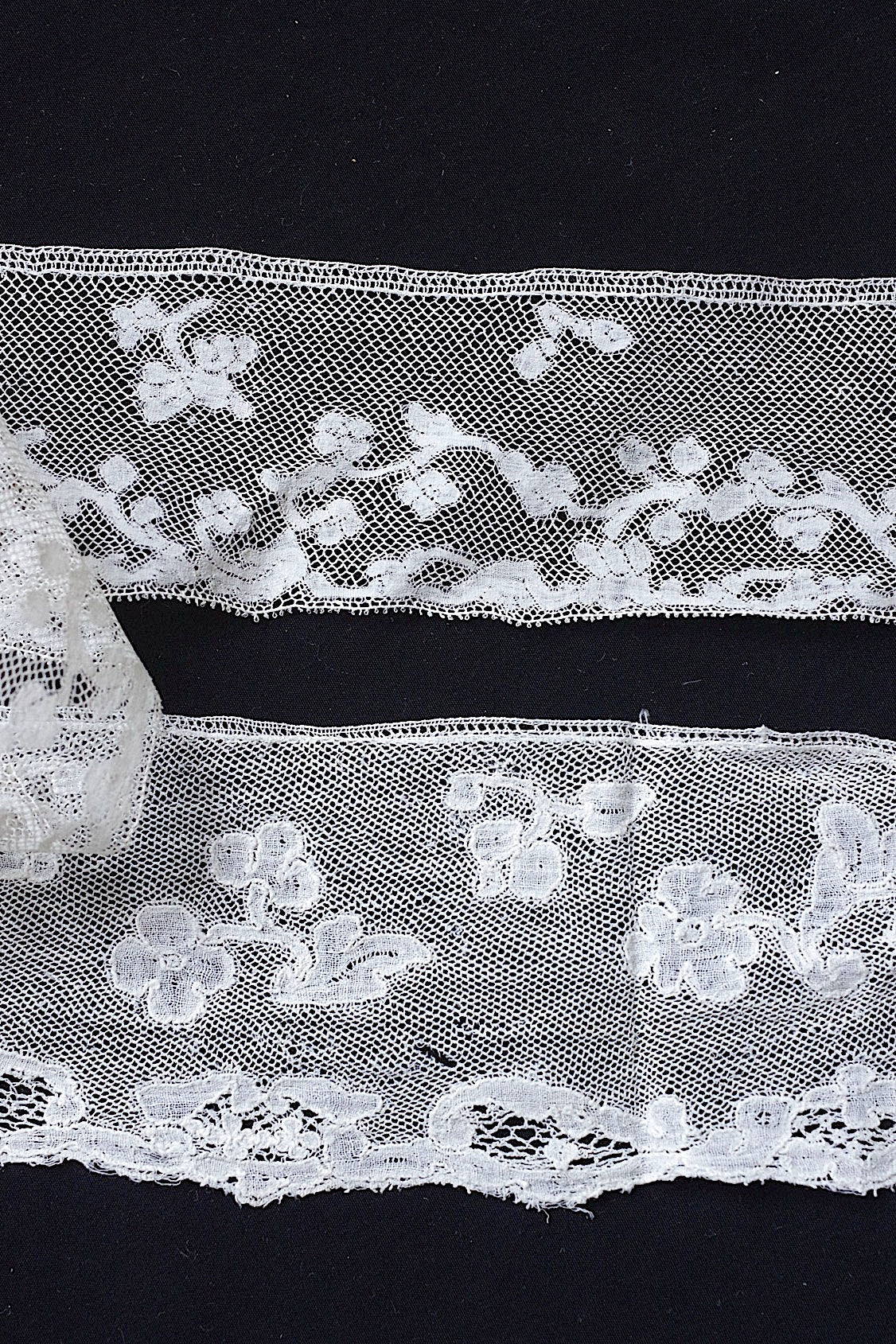 アンティークレース　dentelle ancienne　70cm 95cm .FR a l'epoque