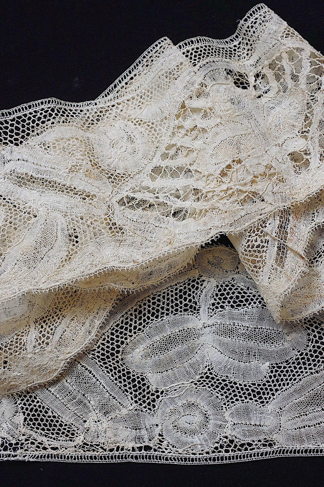 アンティークレース　dentelle ancienne　190cm .FR a l'epoque