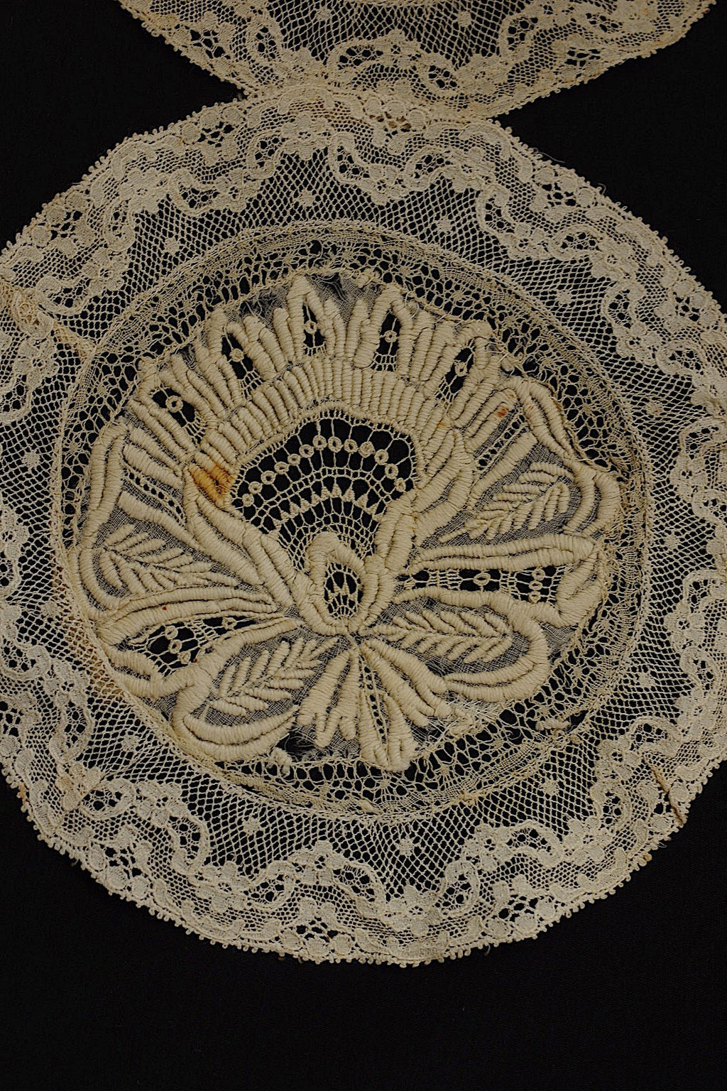 アンティークレース　dentelle ancienne 刺繍モチーフ .FR a l'epoque