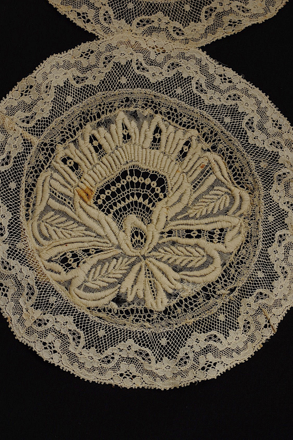 アンティークレース　dentelle ancienne 刺繍モチーフ .FR a l'epoque