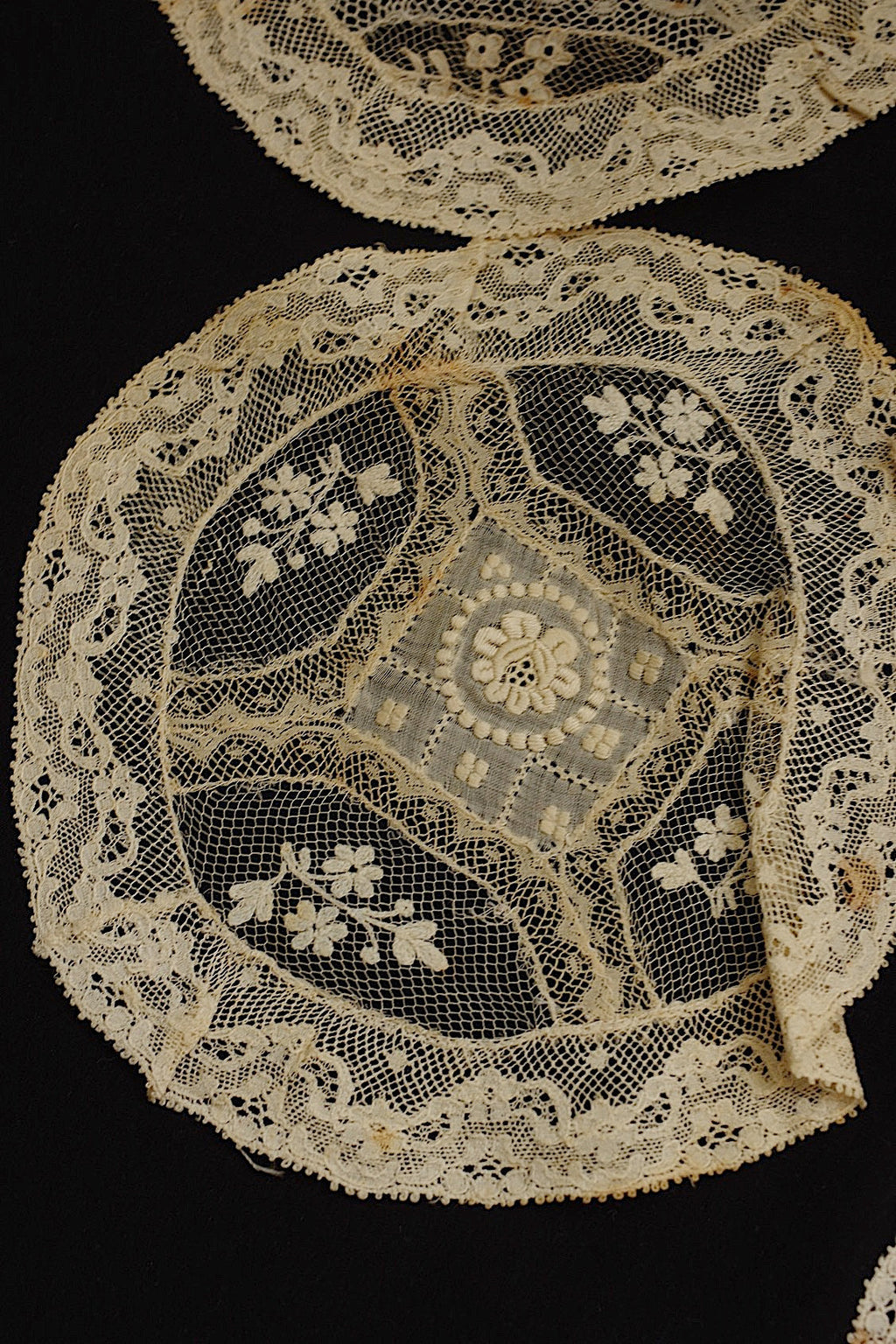 アンティークレース　dentelle ancienne 刺繍モチーフ .FR a l'epoque