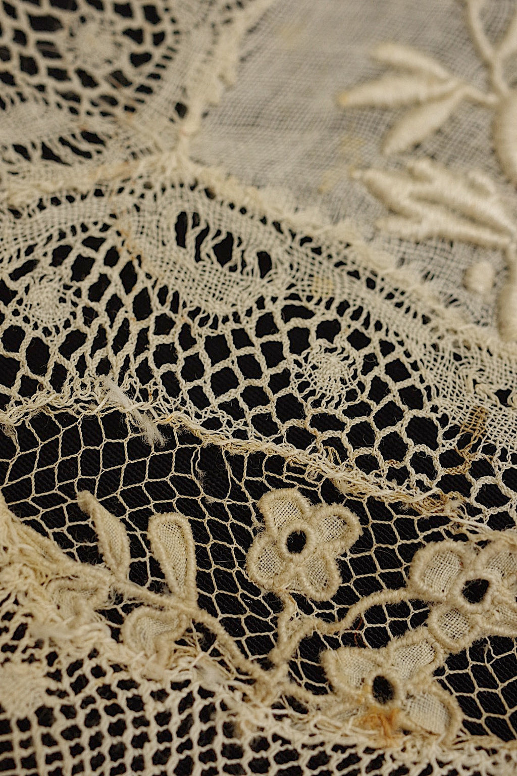 アンティークレース　dentelle ancienne 刺繍モチーフ .FR a l'epoque