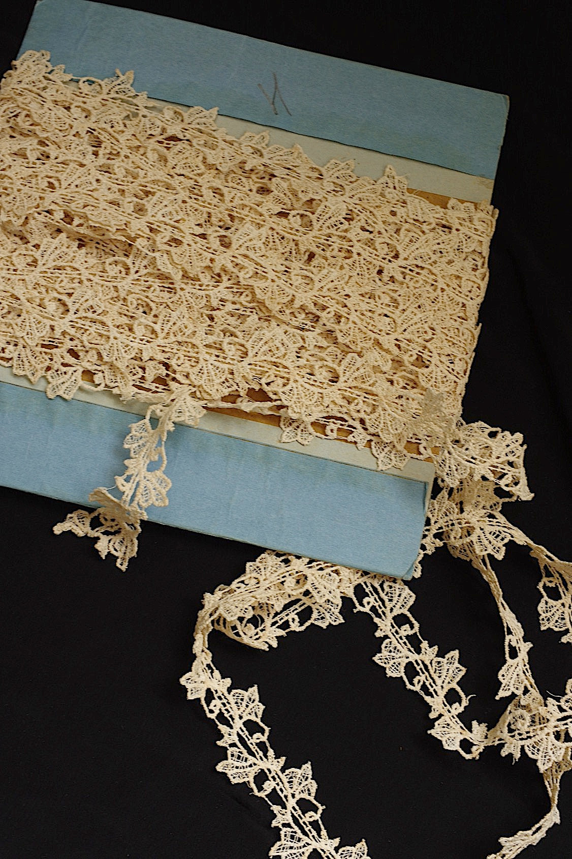 アンティークレース　dentelle ancienne 250+306+611cm .FR a l'epoque