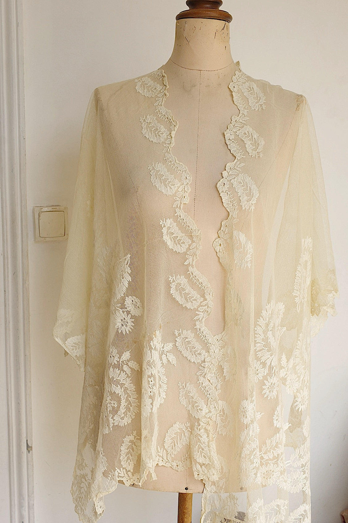 アンティークレース　dentelle ancienne ショール1 .FR a l'epoque