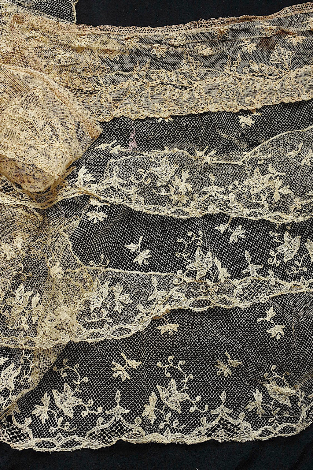 アンティークレース　dentelle ancienne 2種　素材用 .FR a l'epoque