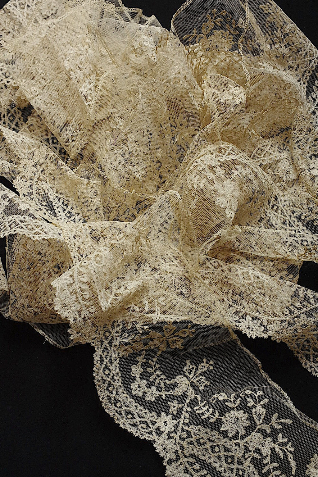 アンティークレース　dentelle ancienne アプリカッションアングレテール　2mつづ .FR a l'epoque