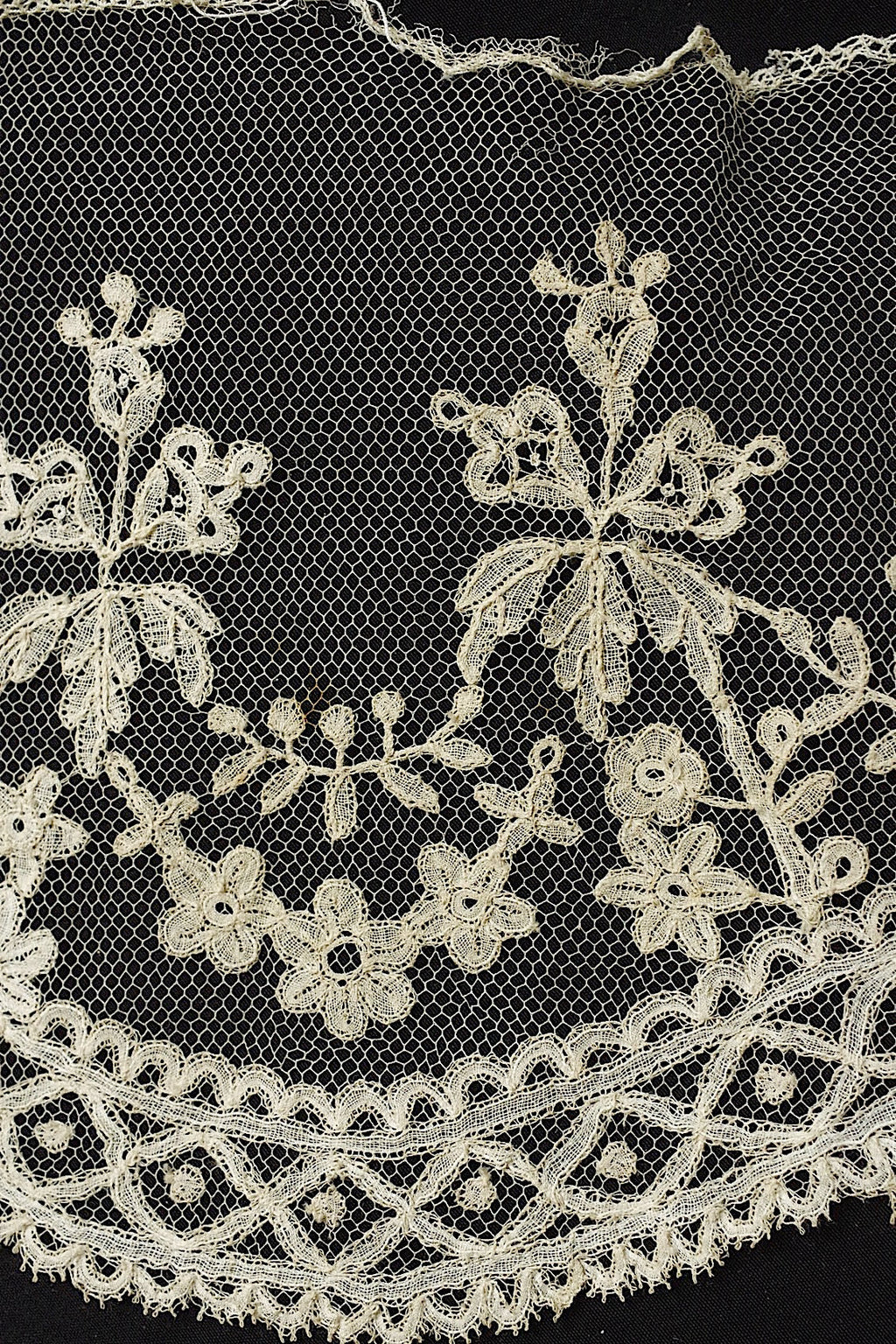 アンティークレース　dentelle ancienne アプリカッションアングレテール　2mつづ .FR a l'epoque