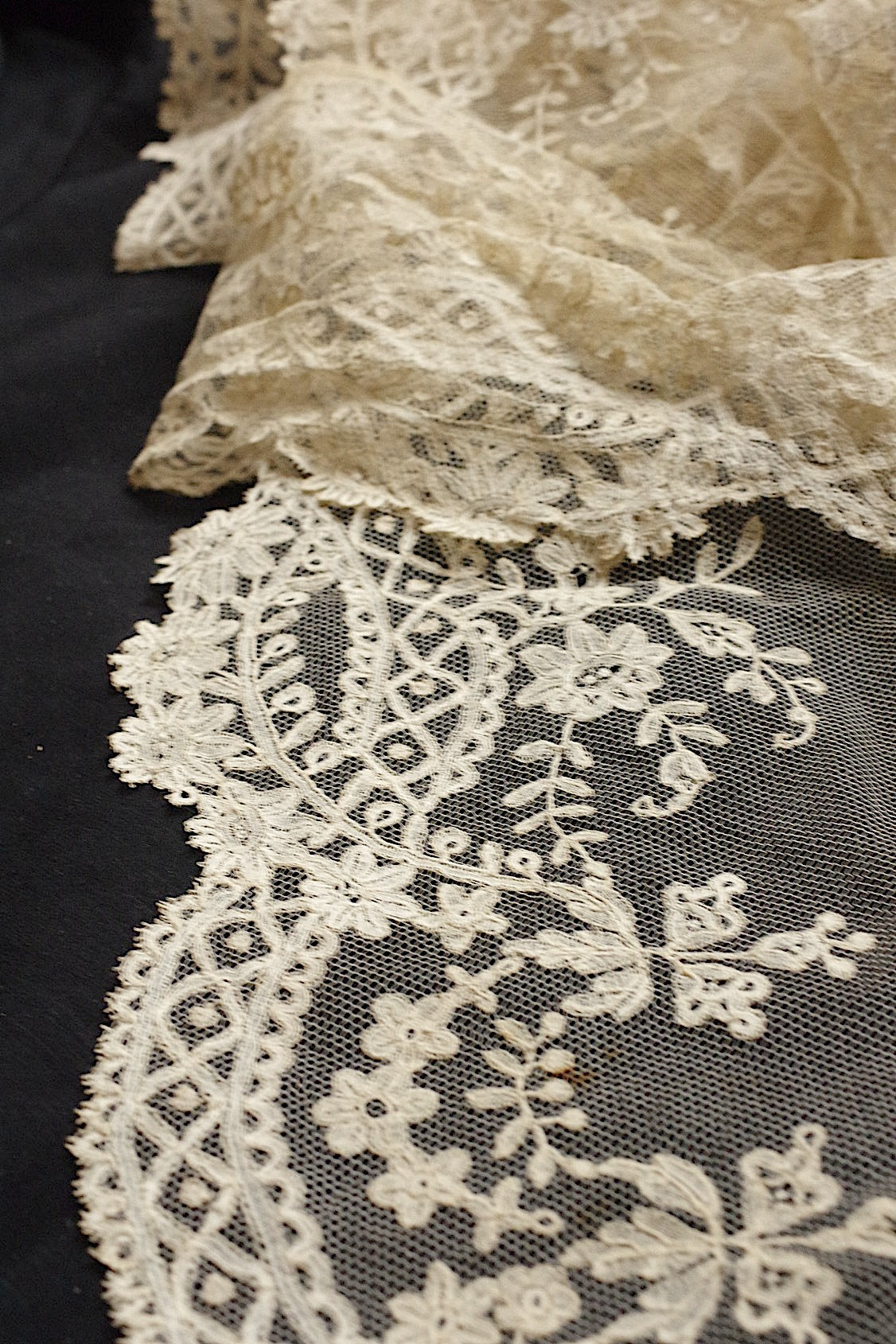 アンティークレース　dentelle ancienne アプリカッションアングレテール　2mつづ .FR a l'epoque