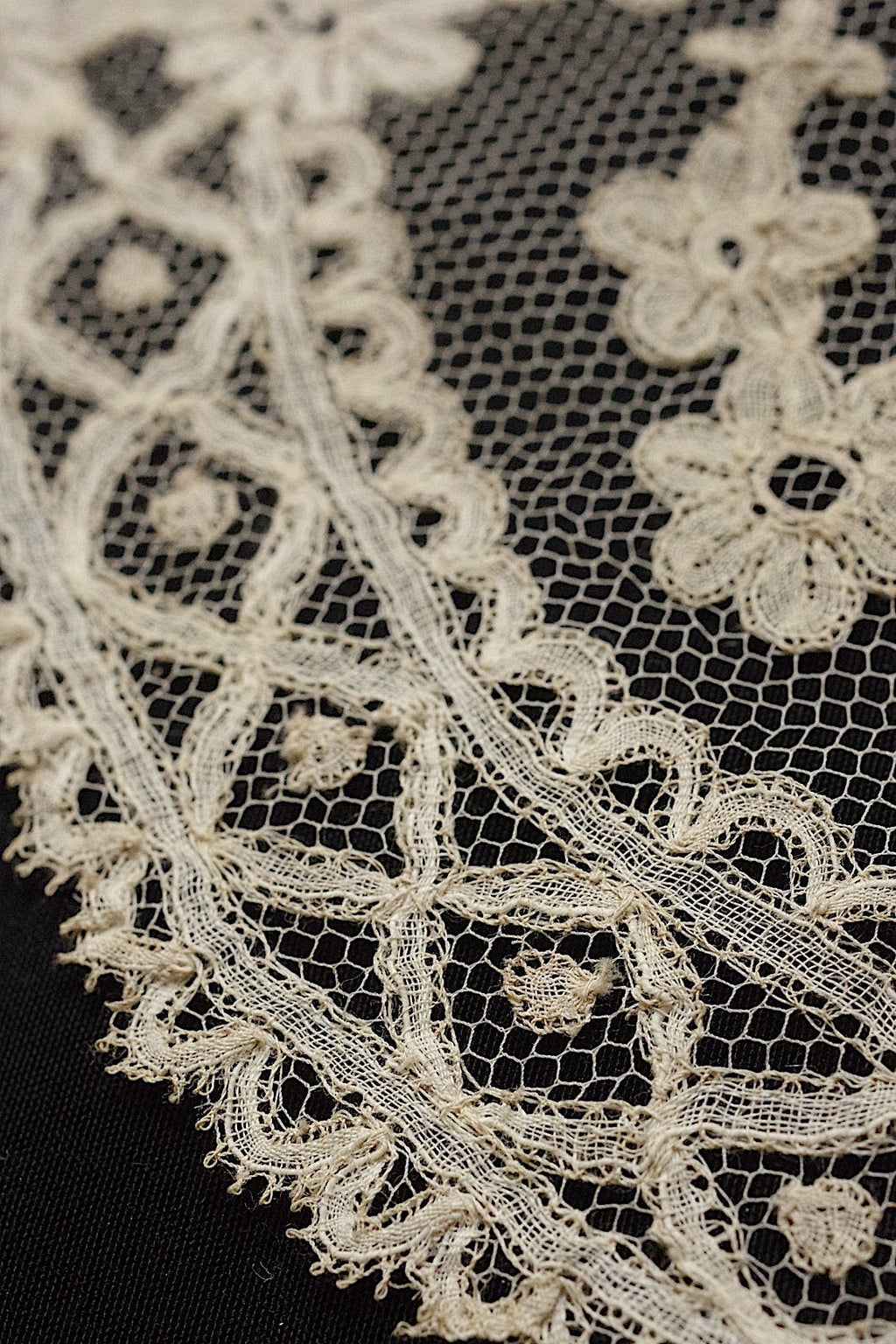 アンティークレース　dentelle ancienne アプリカッションアングレテール　2mつづ .FR a l'epoque