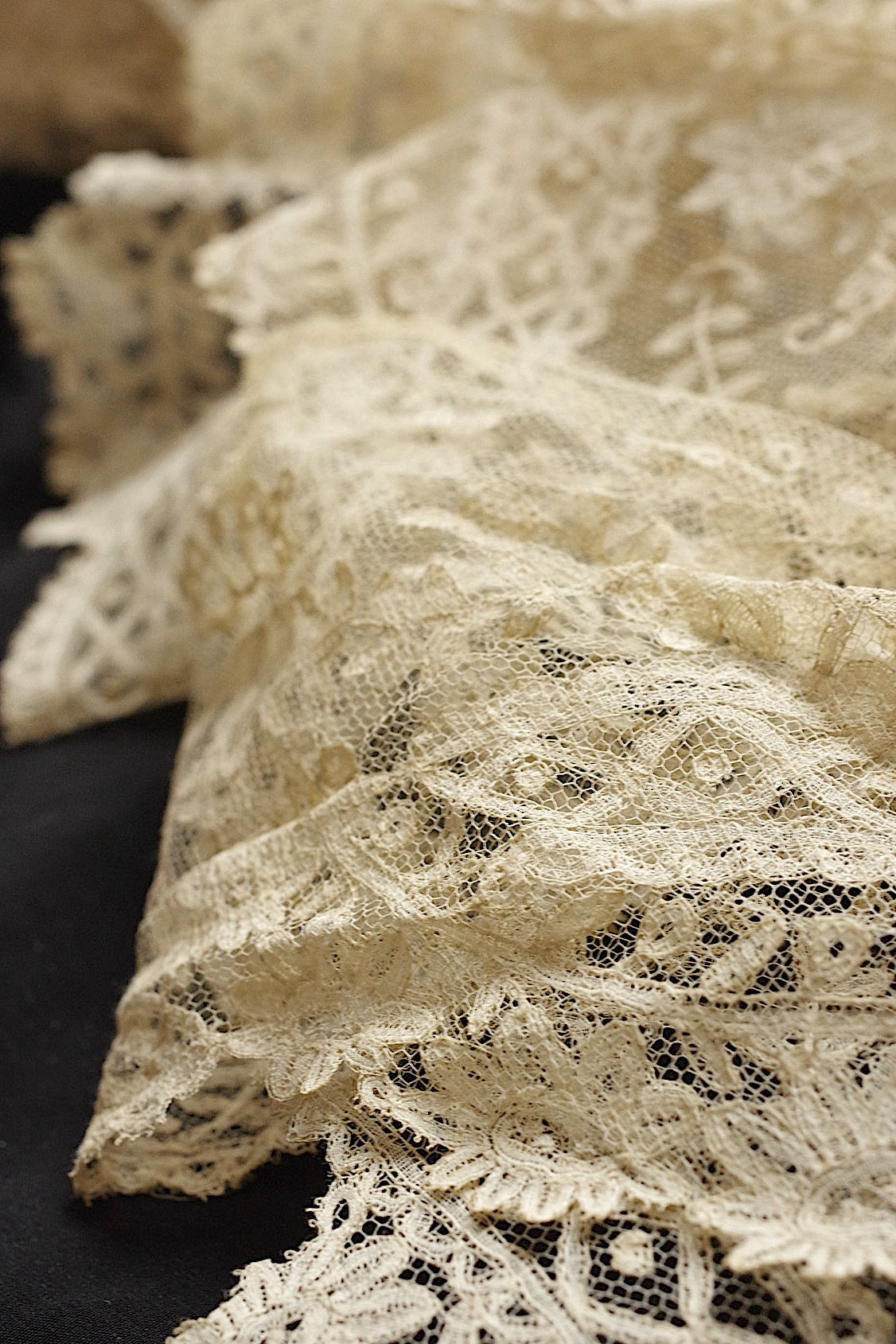 アンティークレース　dentelle ancienne アプリカッションアングレテール　2mつづ .FR a l'epoque