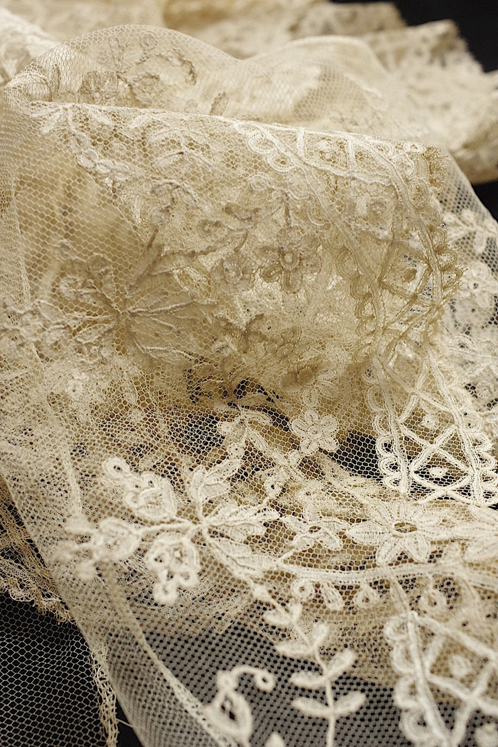 アンティークレース　dentelle ancienne アプリカッションアングレテール　2mつづ .FR a l'epoque