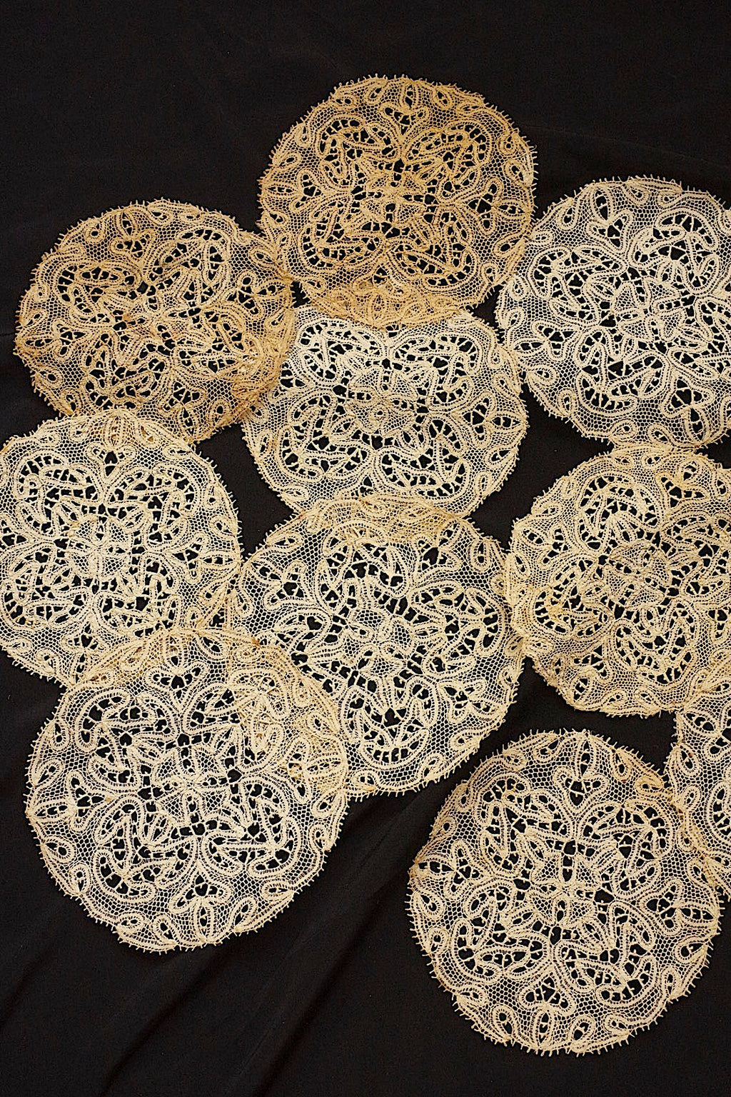 アンティークレース　dentelle ancienne nappron .FR a l'epoque