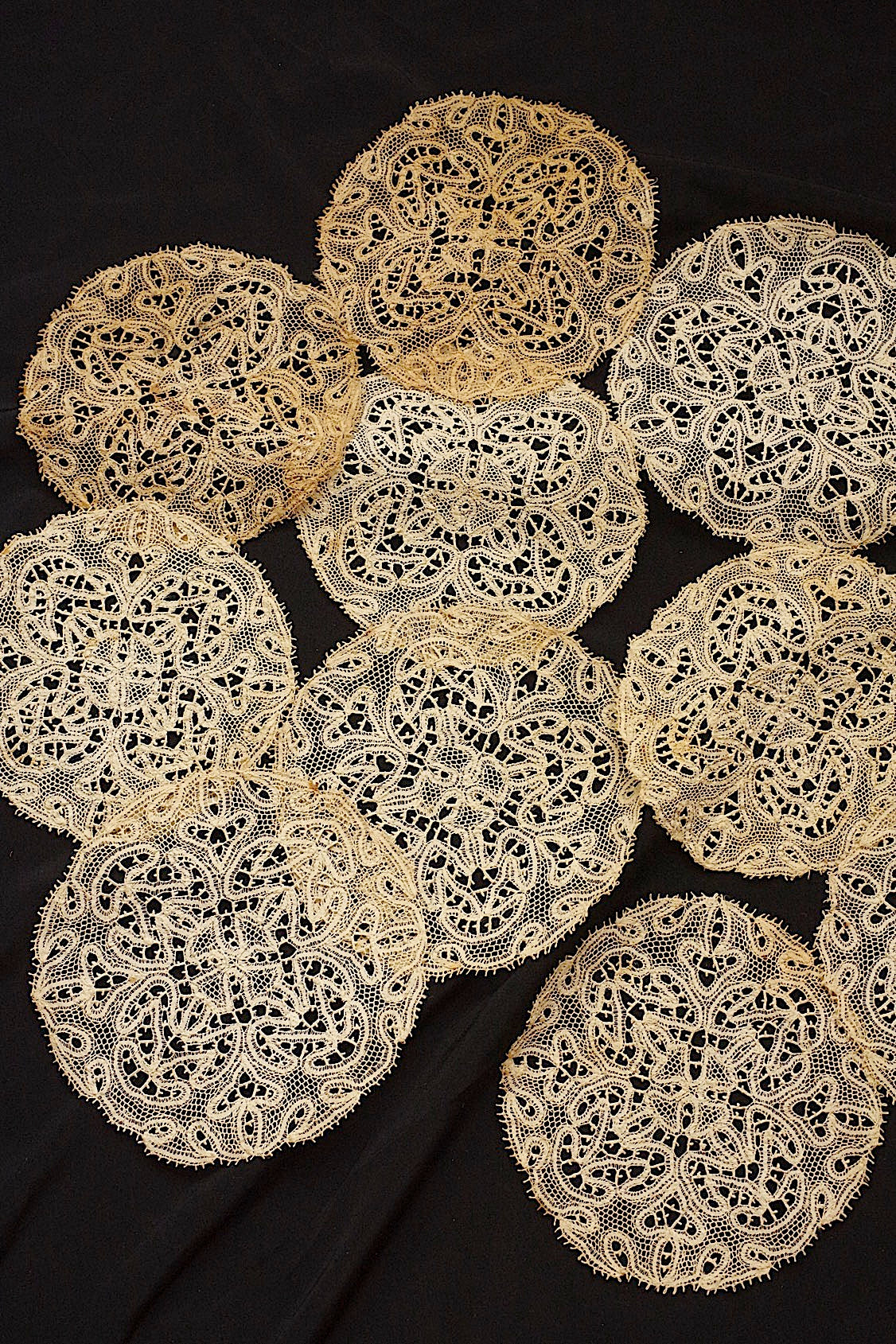 アンティークレース　dentelle ancienne nappron .FR a l'epoque