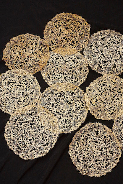 アンティークレース　dentelle ancienne nappron .FR a l'epoque