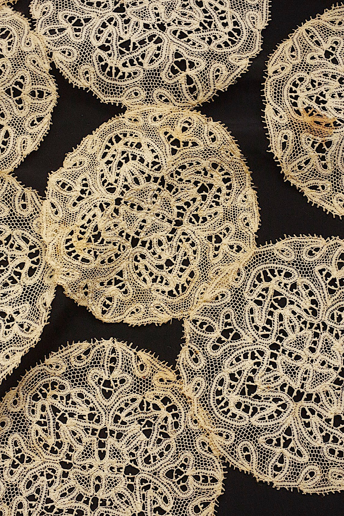 アンティークレース　dentelle ancienne nappron .FR a l'epoque