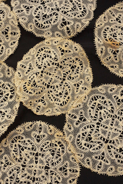 アンティークレース　dentelle ancienne nappron .FR a l'epoque