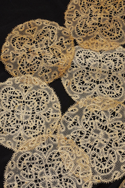 アンティークレース　dentelle ancienne nappron .FR a l'epoque