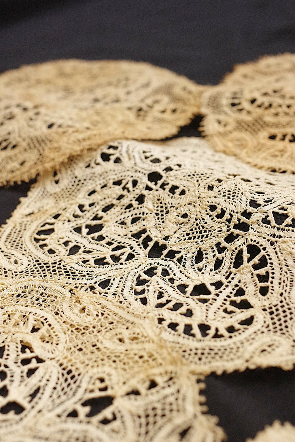 アンティークレース　dentelle ancienne nappron .FR a l'epoque