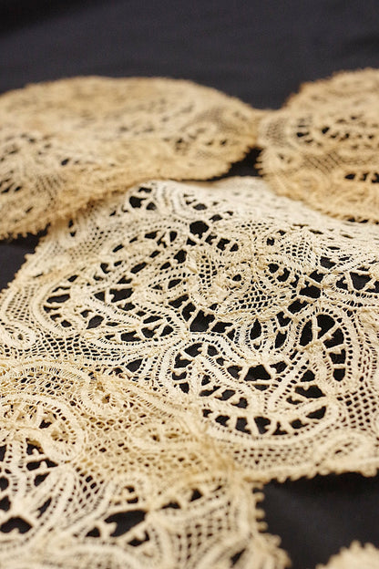 アンティークレース　dentelle ancienne nappron .FR a l'epoque