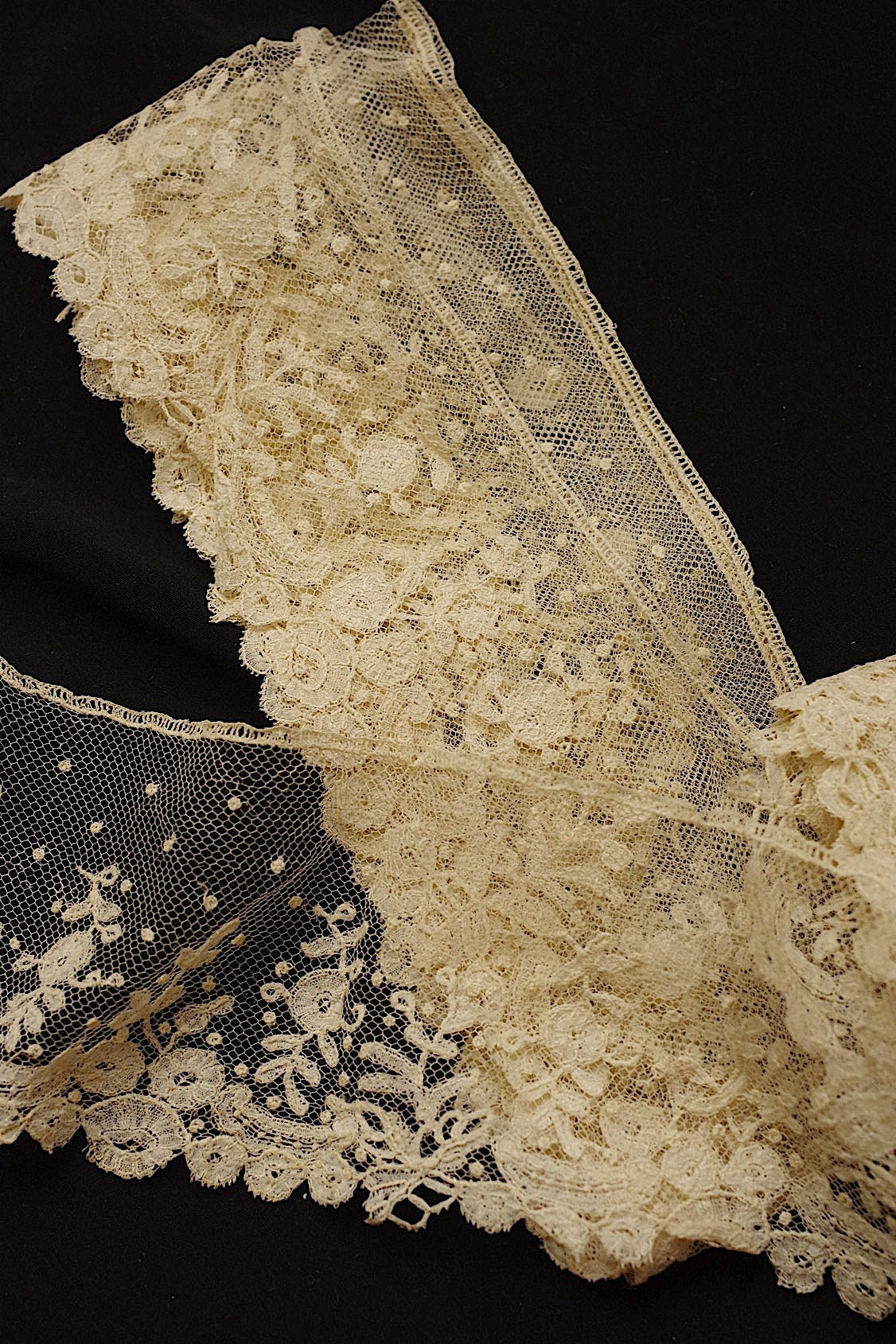 アンティークレース　dentelle ancienne アプリカッションアングレテール .FR a l'epoque