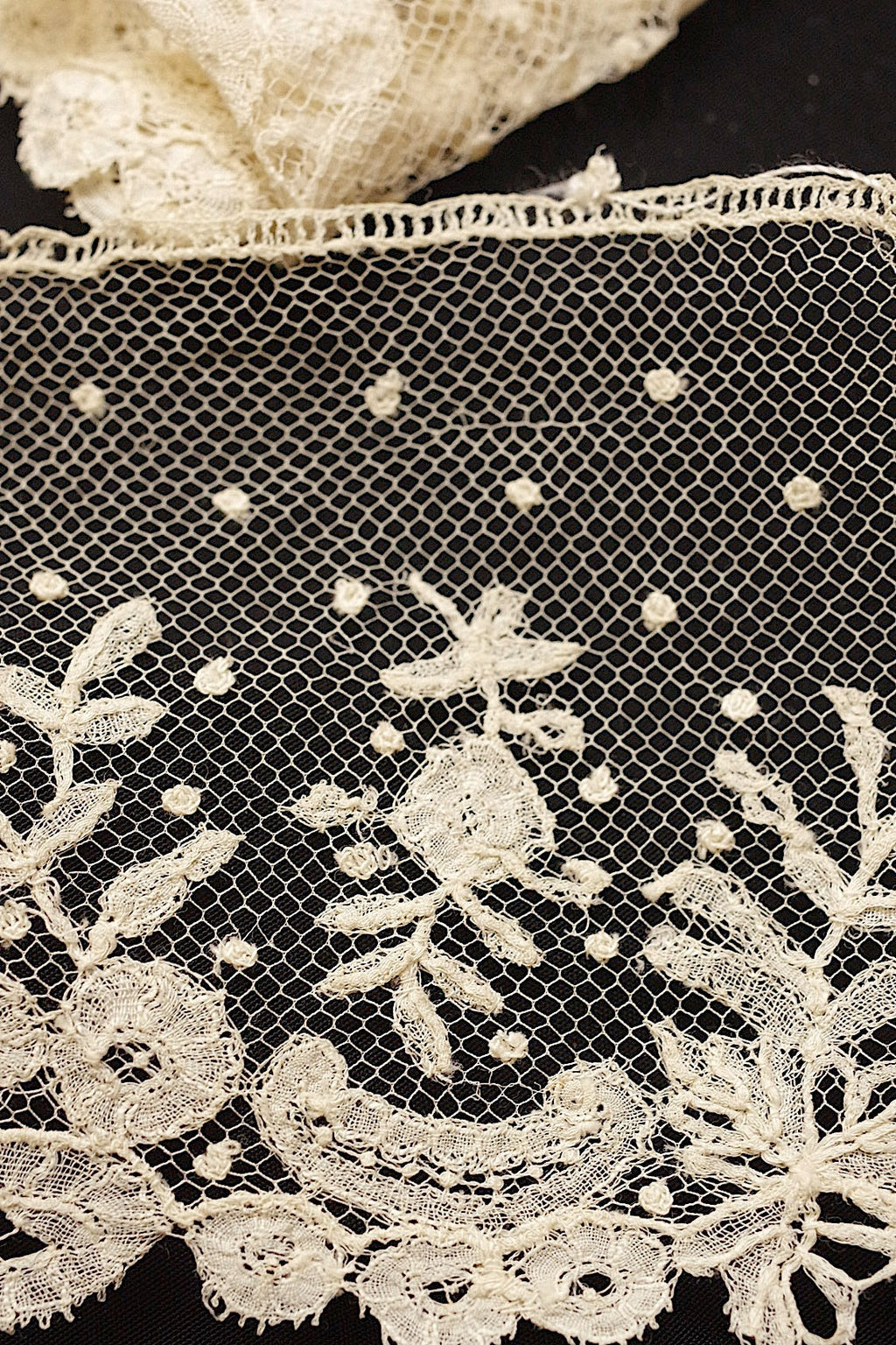 アンティークレース　dentelle ancienne アプリカッションアングレテール .FR a l'epoque